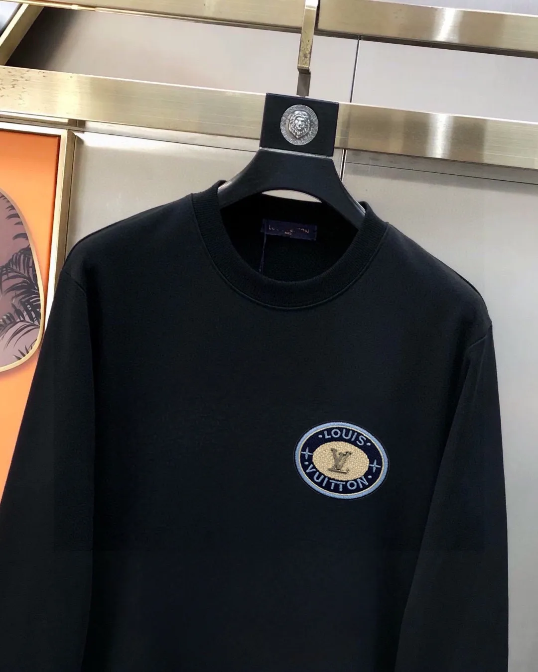 🅿️220 brand [LV Louis Vuitton] (good news for fat people) 2025ss autumn latest long-sleeved round-neck sweatshirt, on sale simultaneously on the official website. Refreshing and breathable. Made of top Tencel Roman. Comfortable and soft. 3D three-dimensional clarity. Super fashion sense. Great for gifting and keeping for yourself. Size: M-5XL (can wear up to 220 pounds)